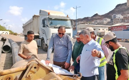 مدير مؤسسة مياه عدن يتفقد سير العمل في مشروع إعادة تأهيل خط ضخ المياه بالخط البحري