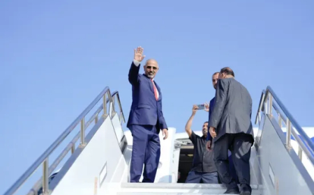 اللواء عيدروس الزُبيدي يغادر عدن