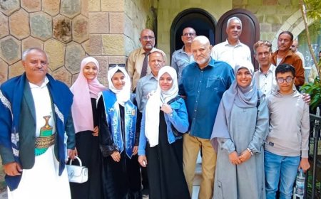 محافظ تعز يودع الطلاب الفائزين بمسابقة تحدي القراءة العربي ويؤكد دعمه للمبدعين والموهوبين .