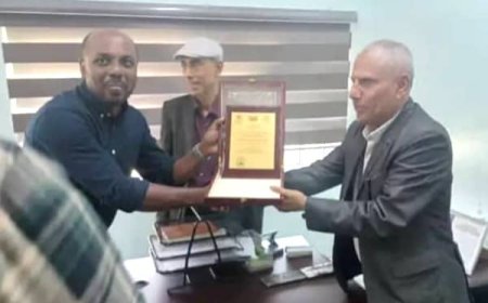 مكتب الزراعة بتعز يكرّم منسق قسم الأمن الاقتصادي في اللجنة الدولية للصليب الأحمر