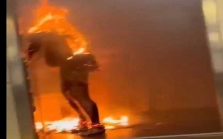عاجل..  بسبب تأخر رواتبه جندي في اللواء الرابع يحرق نفسه أمام أطفاله وزوجته في دار سعد بعدن