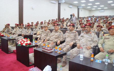 وزير الدفاع يشهد تدشين البطاقة العسكرية الإلكترونية للهيئات والدوائر والمنطقة العسكرية الرابعة