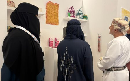 بأنامل مضيئة رغم الظلام.. كفيفات جمعية الوفاء بعدن يبرزن إبداعهن في ملتقى النور بسلطنة عُمان