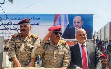 وزير الدفاع يصل محافظة تعز ويستعرض سرايا رمزية من وحدات الجيش بمحور تعز ويعقد اجتماعاً باللجنة الأمنية 