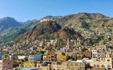 تعز..عصابة مسلحة تتهجم على مدرسة مصعب بن عمير وتصيب عدداً من الطلاب.