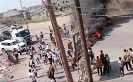 طلاب في أبين يحتجون ويقطعون الطريق بين جعار وزنجبار بسبب انقطاع الكهرباء