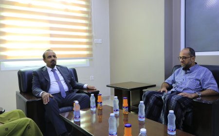 محافظ حضرموت الأستاذ مبخوت بن ماضي يبحث مع رئيس الغرفة التجارية الأوضاع التموينية وسبل تعزيز الاستثمار للدفع بعجلة التنمية