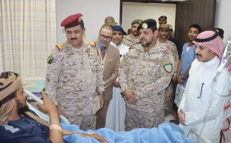 وزير الدفاع يزور العميد رزيق للاطمئنان على صحته ويشيد بأدواره البطولية