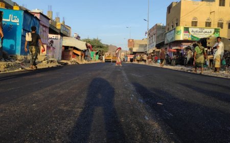 بجودةٍ عالية.. شركة الخضيري للمقاولات تواصل سفلتة سوق مودية ضمن المرحلة الثانية من تأهيل خط أبين الدولي 