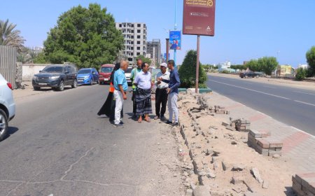 مدير عام خورمكسر يتفقد العمل في مشروع إعادة تأهيل جانب من بردورات الجزيرة الوسطية بساحل أبين