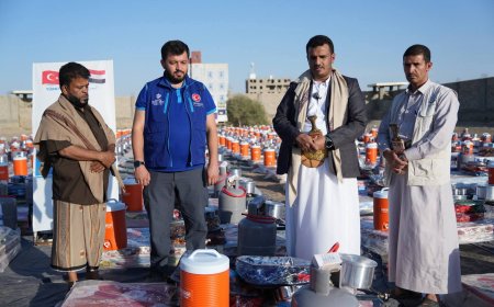 مؤسسة البادية توزع 250 حقيبة إيوائية للأسر النازحة في مأرب بدعم من وقف الديانة التركي