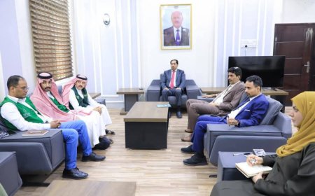 وزارة الشباب والرياضة والبرنامج السعودي يناقشان إعادة تأهيل ملعب 22 مايو بعدن  