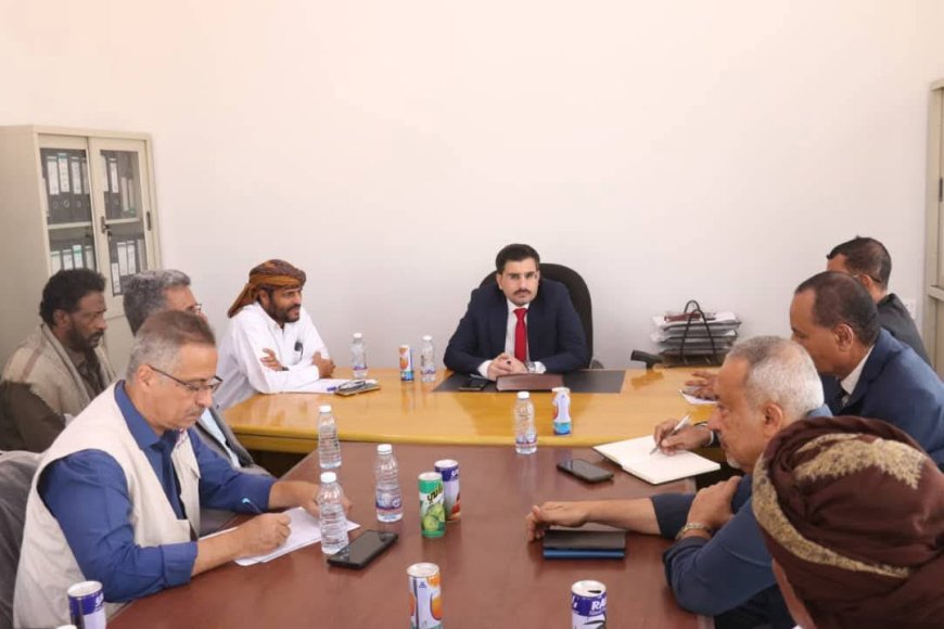 نائب وزير المياه والبيئة يلتقي مديري فروع مؤسسة المياه بالمهـرة ويشدد على تعزيز الأداء