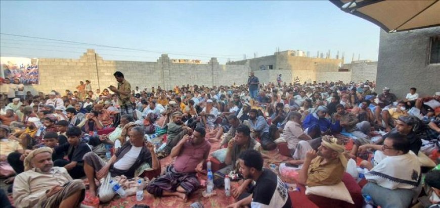 (بير أحمد) تنتفض.. لقاء قبلي حاشد يطالب بالقصاص العاجل لقتلة الشيخ مهدي العقربي