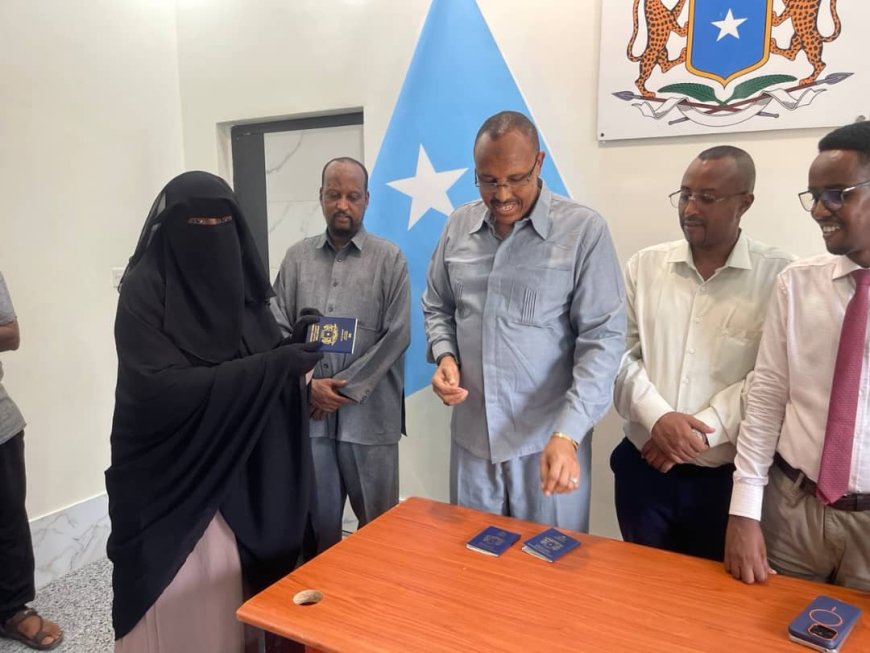 السفارة الصومالية بعدن تسلم عدداً من الصوماليين جوازات سفر بعد إعادة تفعيل الإصدار المنقطع منذ سنوات 