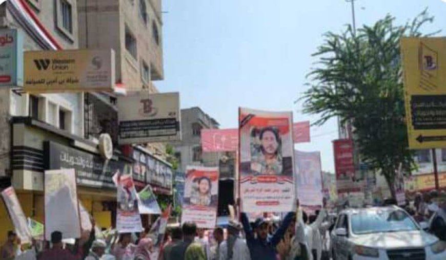 تعز..وقفة احتجاجية فيها للمطالبة بسرعة القبض على قتلة صادق ناجي البركاني.