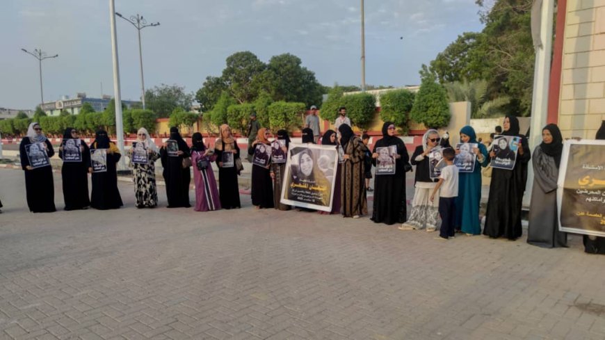 وقفة احتجاجية بمشاركة رئيسة اللجنة الوطنية للمرأة والقيادات النسوية في عدن تطالب بتحقيقات عادلة في اغتيال "إفتهان المشهري" 