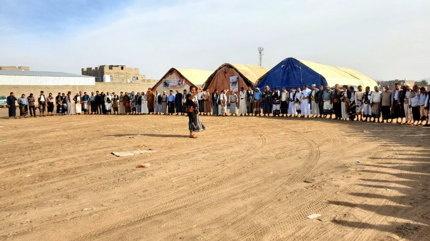 مأرب: وفد من مشايخ ووجهاء قبائل البيضاء يزور مخيم الشهيد يونس الشريحي ويطالب بالقبض على الجناة