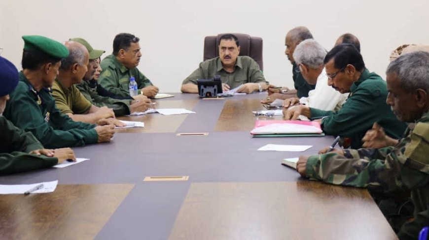 مدير أمن العاصمة عدن يترأس اجتماعًا أمنيًا بمديري الإدارات ويشدد على تعزيز الأداء والانضباط.