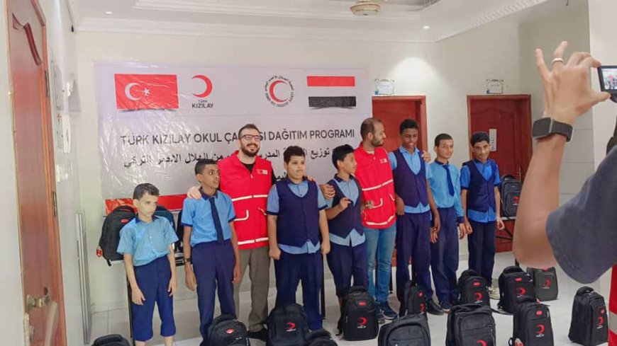 الهلال الأحمر التركي يوزع 100 حقيبة مدرسية متكاملة على أطفال التوحد في مركز جسور الأمل التنموي بعدن