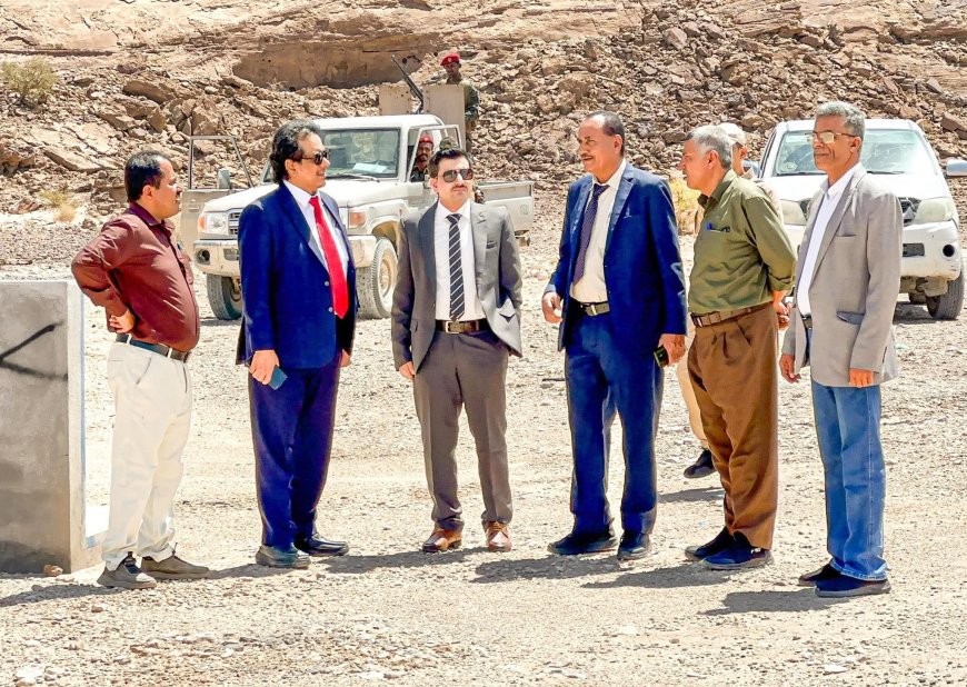 نائب وزير المياه والبيئة يزور حقول الشبكة المائية بعتق شبوة ويؤكد أهمية استكمال ماتبقى من مكوناته