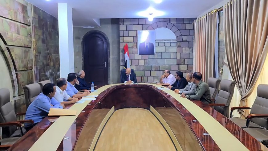 محافظ تعز يوجه بضبط الجهات الحكومية التي لم تلتزم بتوريد إيراداتها إلى البنك المركزي