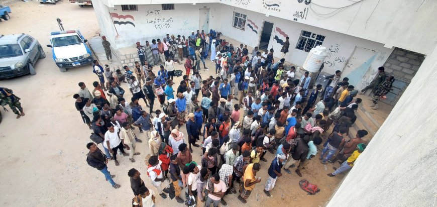 شرطة المهرة تضبط شبكات تهريب وتُرحّل أكثر من 400 مهاجر غير شرعي في شحن