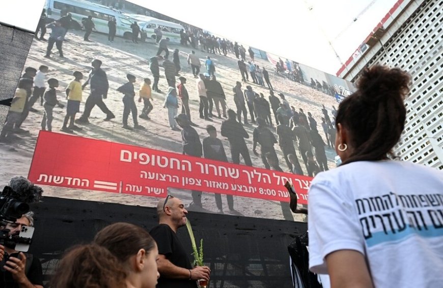 صفقة (الطوفان) في مرحلتها الثانية.. إسرائيل تحتفل بعودة أسراها والفلسطينيون يجهزون لاستقبال أسراهم