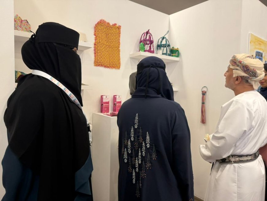 بأنامل مضيئة رغم الظلام.. كفيفات جمعية الوفاء بعدن يبرزن إبداعهن في ملتقى النور بسلطنة عُمان