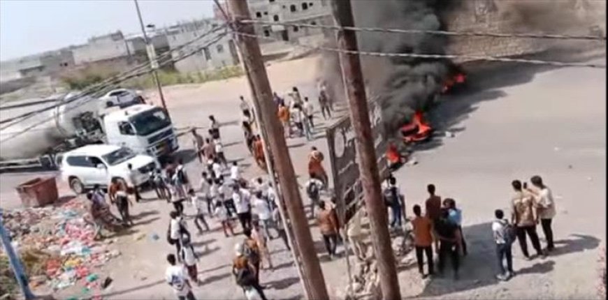 طلاب في أبين يحتجون ويقطعون الطريق بين جعار وزنجبار بسبب انقطاع الكهرباء