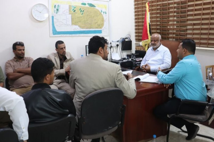 محافظ الحديدة يبحث مع لجنة العدل تطوير العمل القضائي في المديريات المحررة