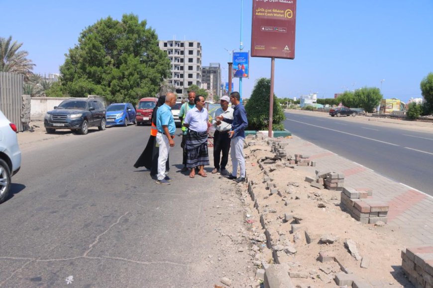 مدير عام خورمكسر يتفقد العمل في مشروع إعادة تأهيل جانب من بردورات الجزيرة الوسطية بساحل أبين