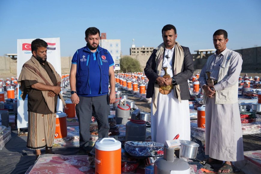مؤسسة البادية توزع 250 حقيبة إيوائية للأسر النازحة في مأرب بدعم من وقف الديانة التركي
