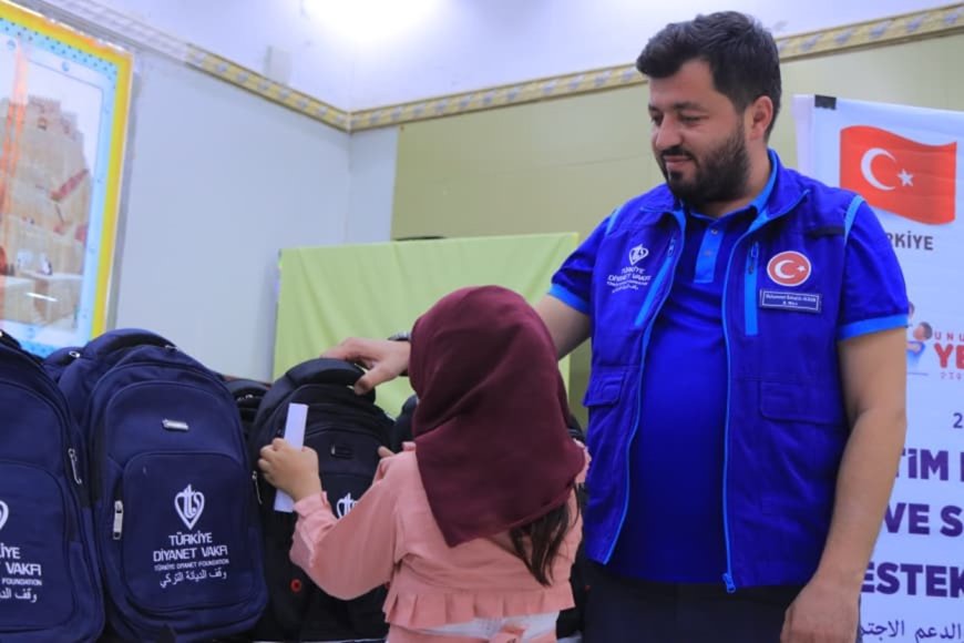 الوصول الإنساني توزع5500 حقيبة وزي مدرسي للايتام في محافظات عدن وتعز ومأرب