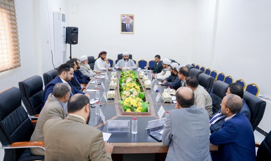 وزير الأوقاف والإرشاد يترأس اجتماعًا لمناقشة خطط الوزارة للعام القادم وتعزيز الأداء