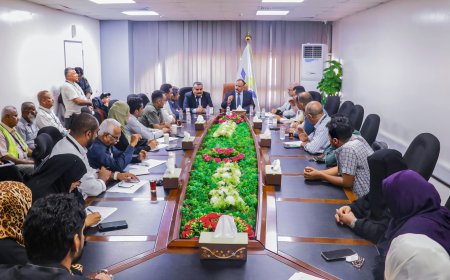 وزير النقل يتفقد سير العمل بمطار عدن الدولي ويعقد اجتماعاً موسعاً لقياداته الادارية والفنية والأمنية 