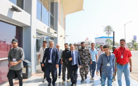 وزير النقل يتفقد سير العمل بمطار عدن الدولي ويعقد اجتماعاً موسعاً لقياداته الادارية والفنية والأمنية 