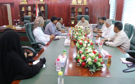 محافظ المهرة يلتقي شباب "ترابط الغيضة" ويوجه بإعادة تشغيل الحديقة في الجحي