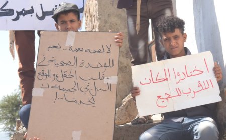 أهالي عزلة الحقل بمديرية جبل حبشي ينفذون وقفة احتجاجية غاضبة للمطالبة بتنفيذ مشروع وحدة المنار الصحية