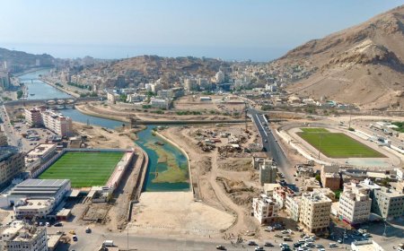 محافظ حضرموت الأستاذ مبخوت بن ماضي يتفقّد جسر المنورة في المكلا ويطلع على مستوى الانجاز في المرحلة الثانية لخور المكلا