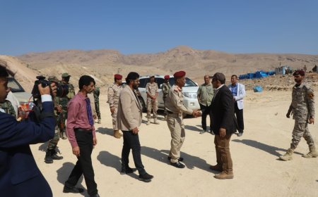 محافظ حضرموت وقائد المنطقة العسكرية الثانية يطلعان على مخطط أراضي شهداء حضرموت