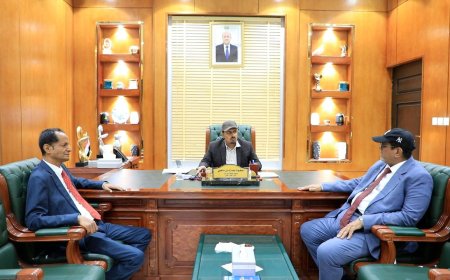 المحافظ بن ماضي يبحث مع رئيس الهيئة العامة للطيران المدني والأرصاد تعزيز نشاط مطاري الريان وسيئون