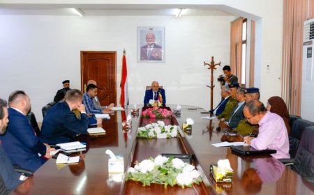 محافظ تعز يبحث مع فريق أممي جهود بناء السلام وتعزيز الاستقرار في المحافظة