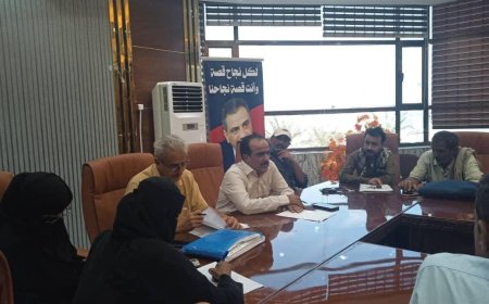 مدير عام خور مكسر يعقد اجتماعًا بمكتب الصناعة والتجارة واللجان المجتمعية لمناقشة ضبط الأسعار والمخالفات الإنشائية