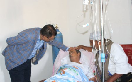 الأمين العام للمجلس المحلي بحضرموت يطمئن على صحة الشخصية الاجتماعية الشاعر ثابت السعدي