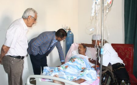 الأمين العام للمجلس المحلي بحضرموت يطمئن على صحة الشخصية الاجتماعية الشاعر ثابت السعدي