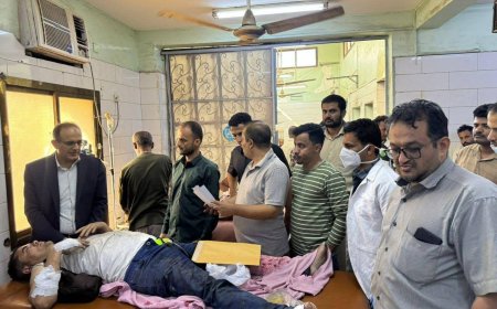 بتوجيهات من رئيس مجلس القيادة الرئاسي ورئيس مجلس الوزراء.. وزير الصحة يتفقد جرحى حادثة العرقوب