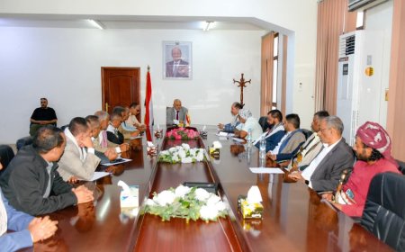 محافظ تعز يلتقي قيادات المقاومة الشعبية ويؤكد على تعزيز دور القضاء وتحييده