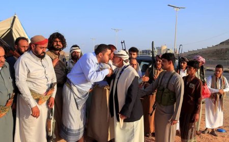 الغيضة: الوكيل محمد معوضة يستقبل الشيخ سالم المقدم في مخيم الاعتصام بشأن قضية مقتل الطفل الجرادي