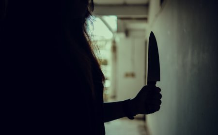 أغبى وأكسل سارق!!.. الشرطة الروسية تضبطه داخل منزل ضحيته هو على هذه الوضعية!